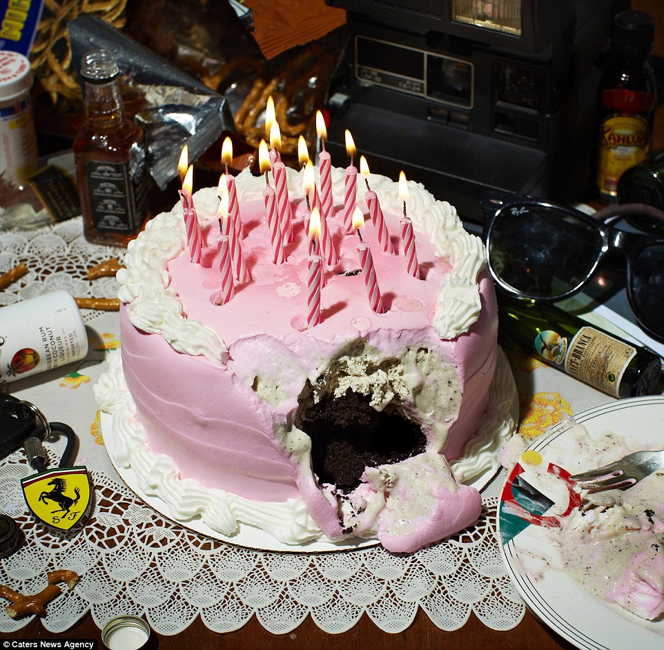 339409C900000578-3561221-Sixteen_candles_and_a_pink_cake_can_only_be_for_Pretty_In_Pink_d-a-10_1461764513161.jpg